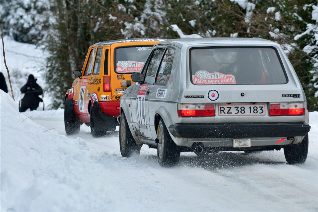 Lars Bækkelund i VW Golf GTI har indhentet franske Eric Coulon i Renault 5 Alpine. Men det tog tid at komme forbi på de smalle veje.
(Foto: Michael Eisenberg)